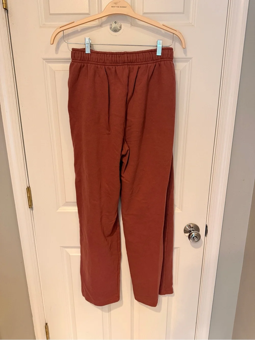 ALO Yoga Accolade Straight Leg Sweatpants in Burgundy Truffle size small